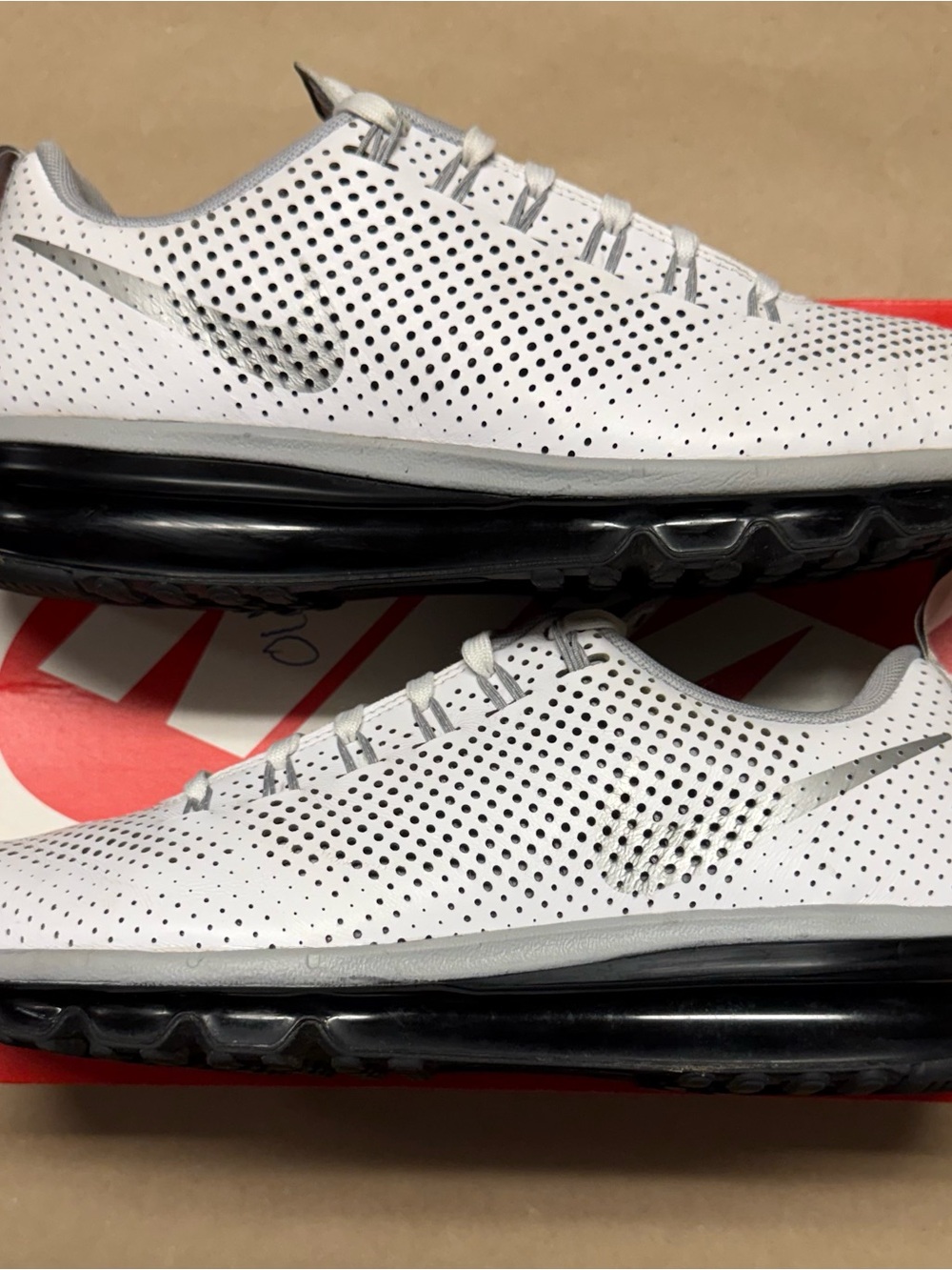 Nike Air Max Motion White Metallic Silver Men’s size 9 Running Shoes Rare!